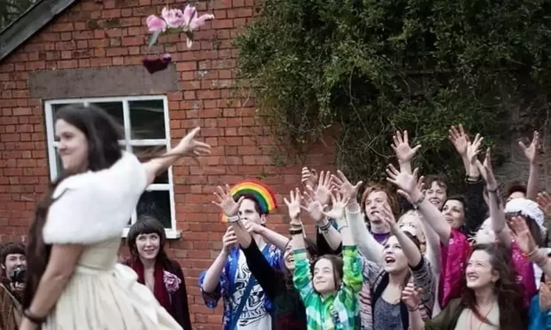 Ұлыбританиялық қыз 6 жыл жалғыз жүріп, ақыры өз-өзіне тұрмысқа шықты