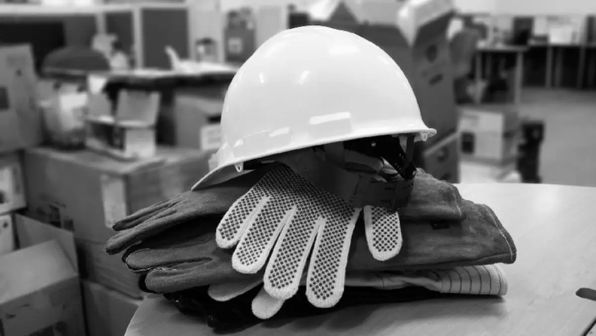 &#171;Біреуі қаза тапты&#187;: Петропавлда екі жұмысшы биіктен құлап кетті