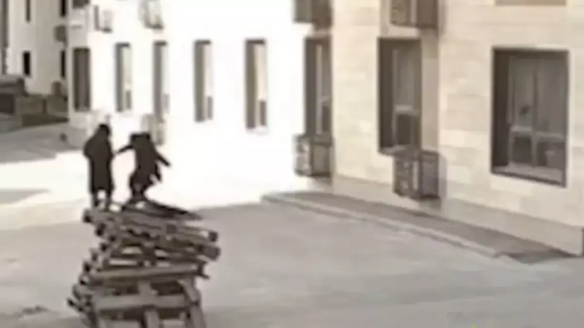 Алматыда аулада жүрген ер адамды қаскөйлер аяусыз соққыға жығып кеткен (ВИДЕО)