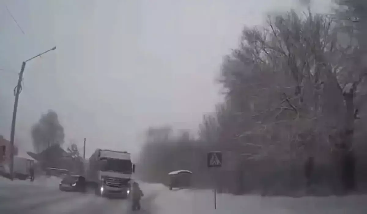 ШҚО-да жүк көлігі әйел адамды қағып кетті (ВИДЕО)