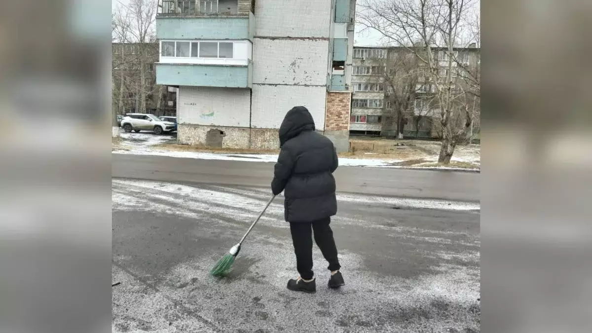 Поссорившуюся с подругой девушку отправили подметать улицы в Экибастузе