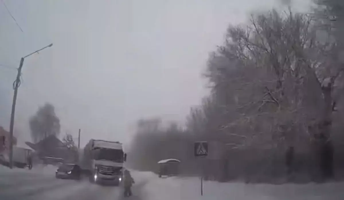 Грузовик сбил женщину на пешеходном переходе в Усть-Каменогорске (ВИДЕО)