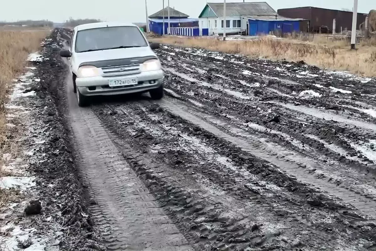 В ловушке бездорожья: в СКО сельчане буквально утопают в грязи