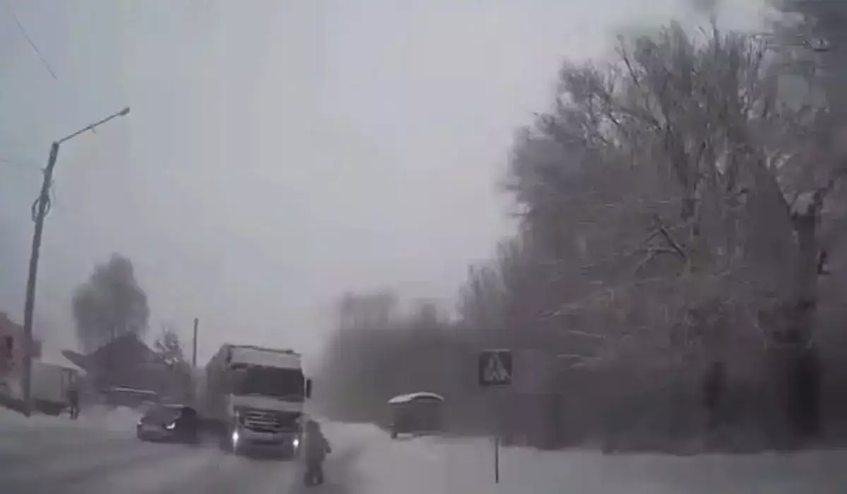 Шығыс Қазақстанда жүк көлігі әйел адамды қағып кетті (ВИДЕО)