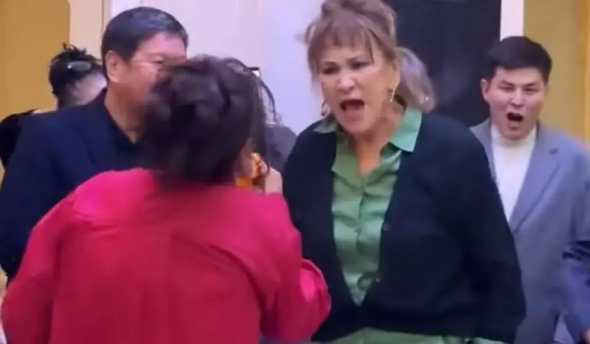 «Гангста-бабки»: Нагима Ескалиева зачитала рэп на казахском тое (ВИДЕО)