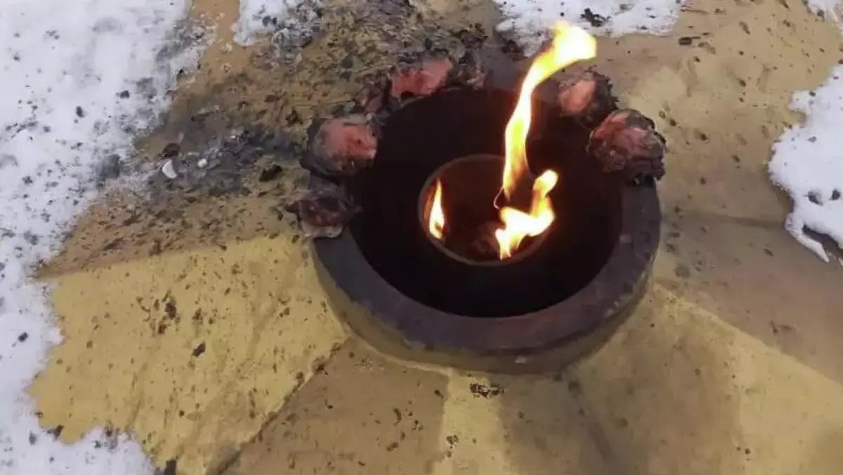 Курицу пожарили прямо на Вечном огне в Казахстане - новости на Lada.kz 05.12.2025