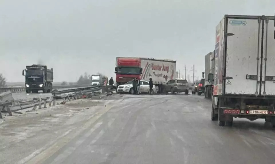 Двое пострадали в массовом ДТП из-за гололеда в Акмолинской области