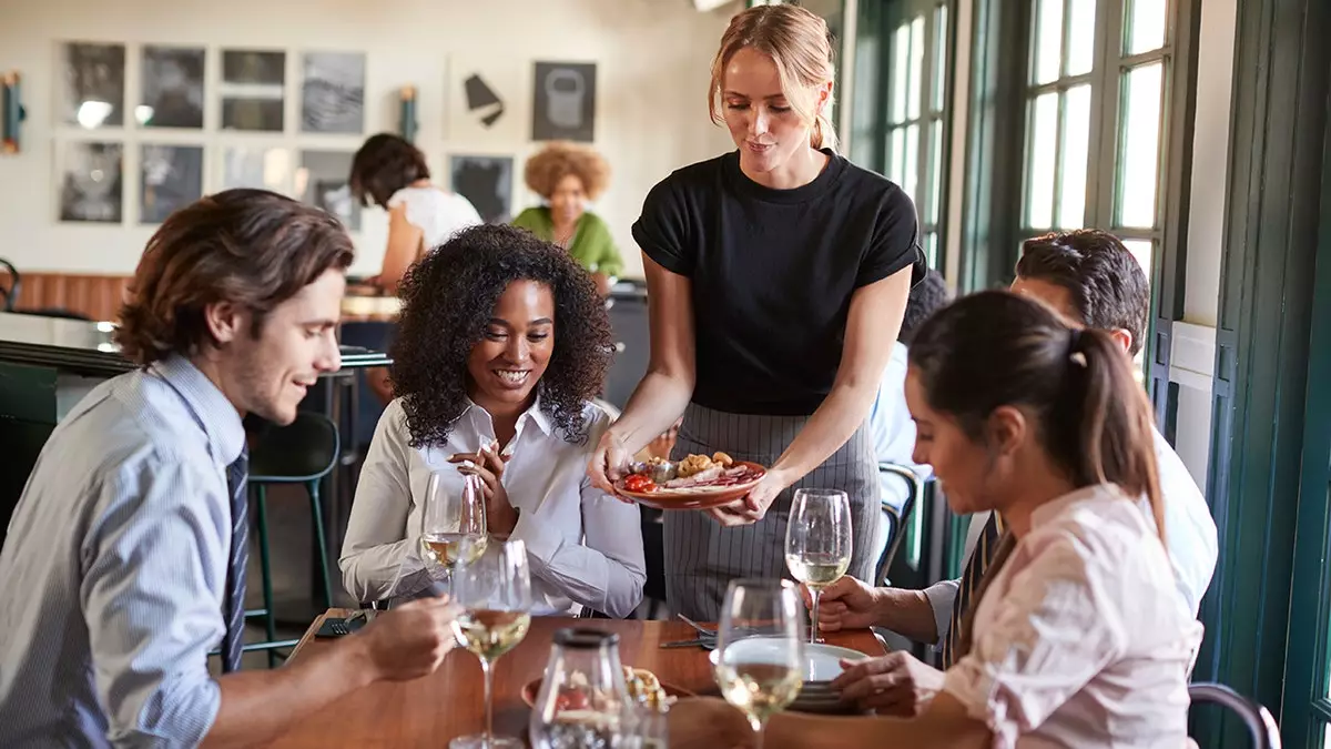 Ранние ужины не только для пожилых — вот почему все едят в 5:30.