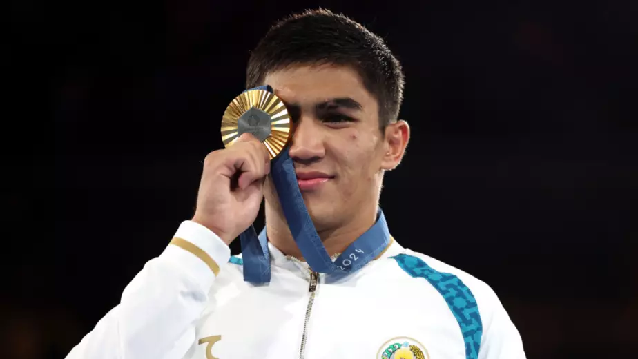 Олимпийский чемпион из Узбекистана стартовал с победы на ЧМ-2025 по боксу