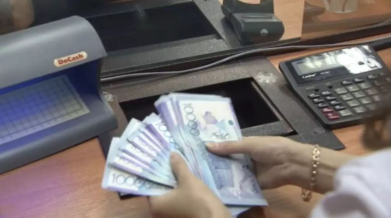 Тенге укрепился к доллару