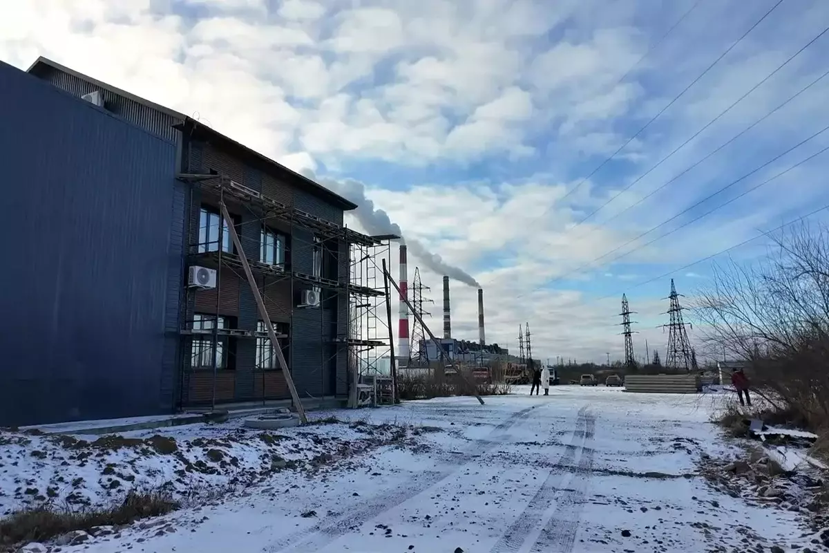 Сорвался вниз: в Петропавловске погиб сотрудник телекоммуникационной компании