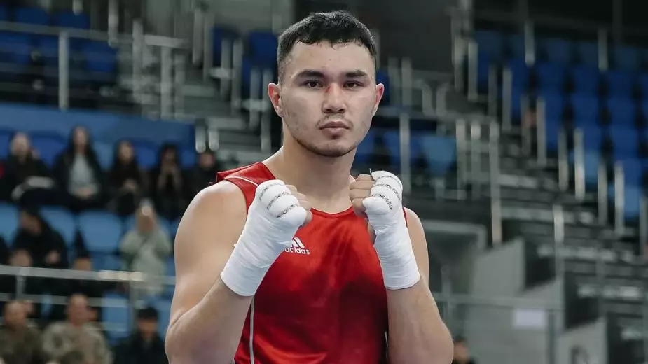 Ерасыл Жакпеков оформил три нокдауна в первом бою на ЧМ-2025 по боксу
