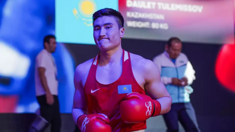 Дебютант ЧМ из Казахстана победил и вышел на чемпиона мира из Узбекистана 
