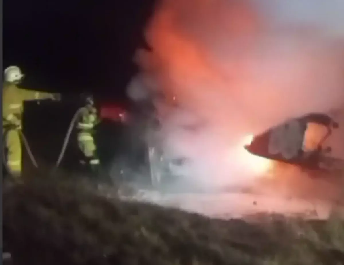 В Акмолинской области пассажирский автобус столкнулся с экскаватором: есть пострадавшие