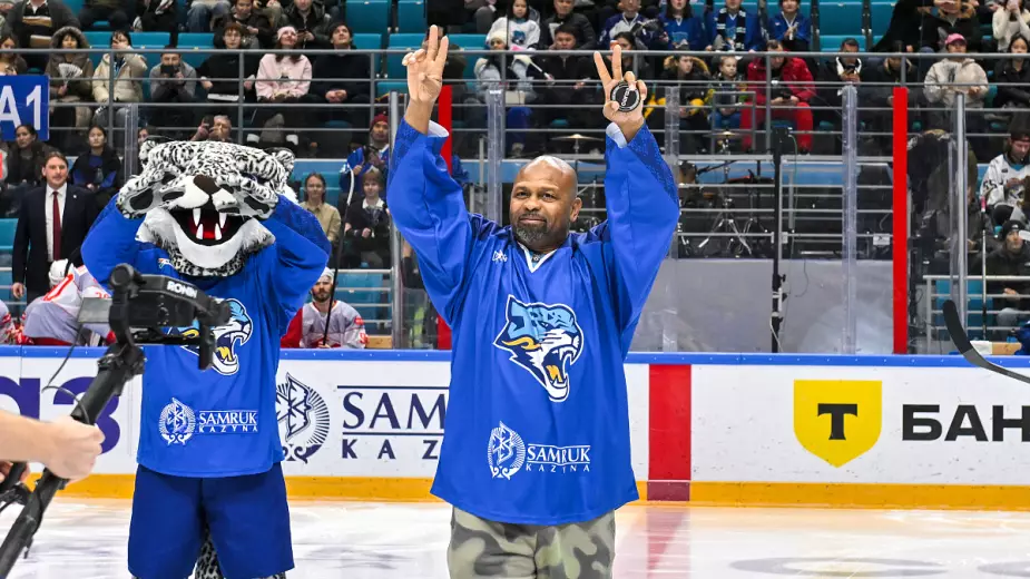 Легендарный боксер Рой Джонс открыл матч "Барыса"