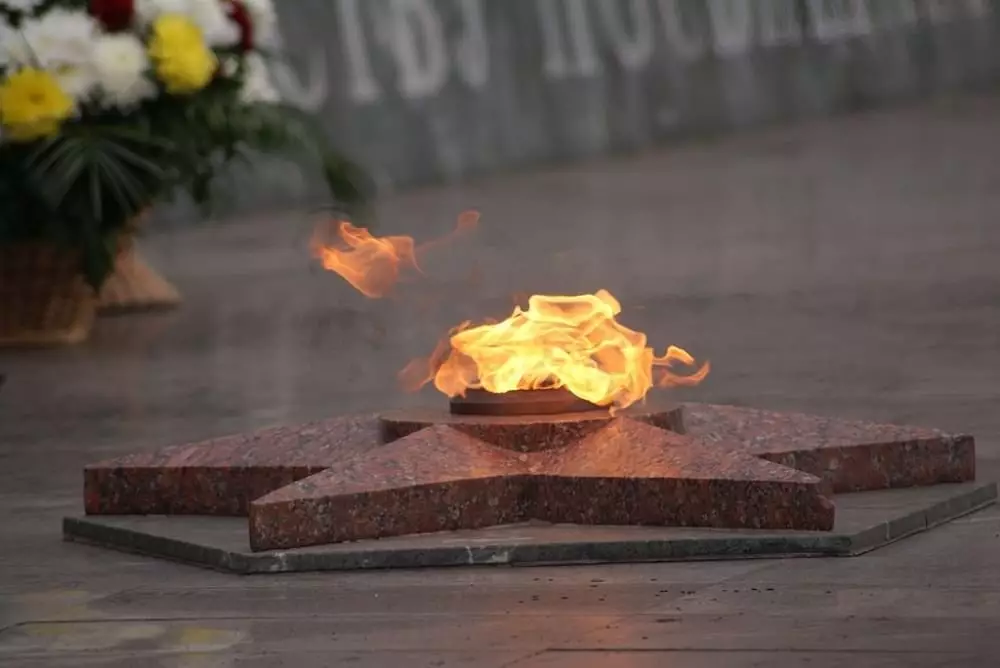 В Казахстане разыскивают вандалов, которые жарили курицу на Вечном огне.