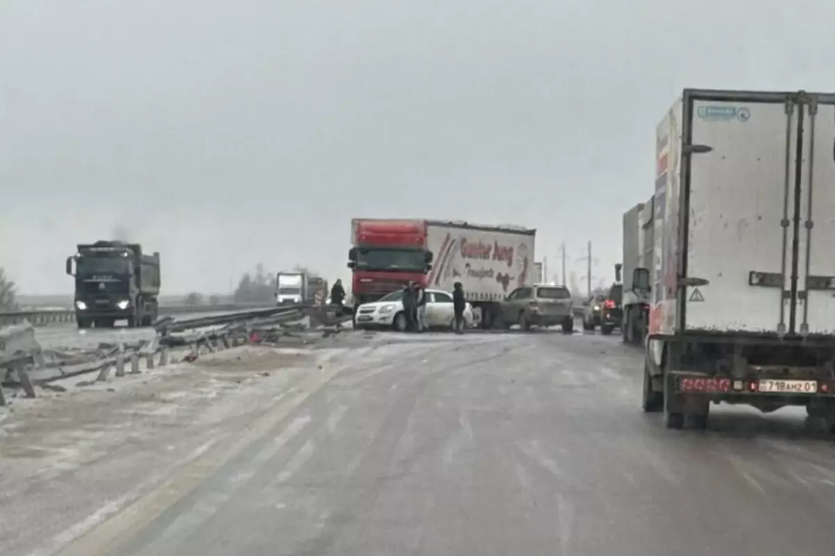 Двое пострадали при столкновении фуры и легковых авто в Акмолинской области