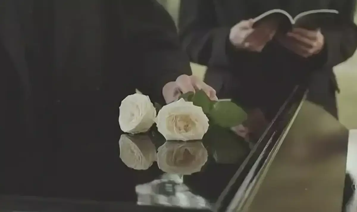 Похороны превратились в кошмар: родственники открыли гроб и увидели незнакомца - новости на Lada.kz 05.12.2025