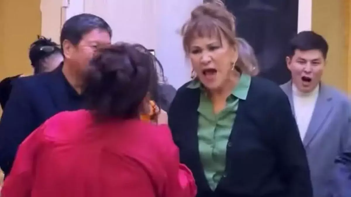 «Ақыр заман деген осы ма?»: Нағима Есқалиева тойда әжемен рэп оқып, көптің ашуына тиді (ВИДЕО)