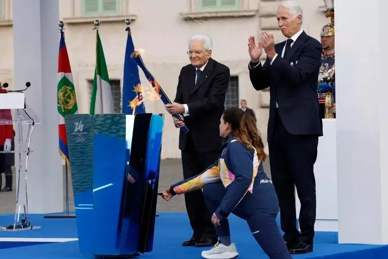 В МИРЕ: В Риме зажгли огонь зимней Олимпиады-2026, ЕС оштрафовал соцсеть X, премию мира ФИФА вручили Трампу