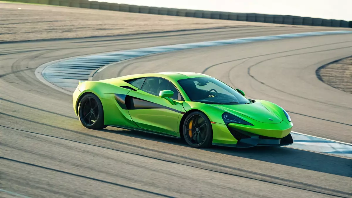 McLaren представила суперкар 750S с многослойной меняющей цвет окраской