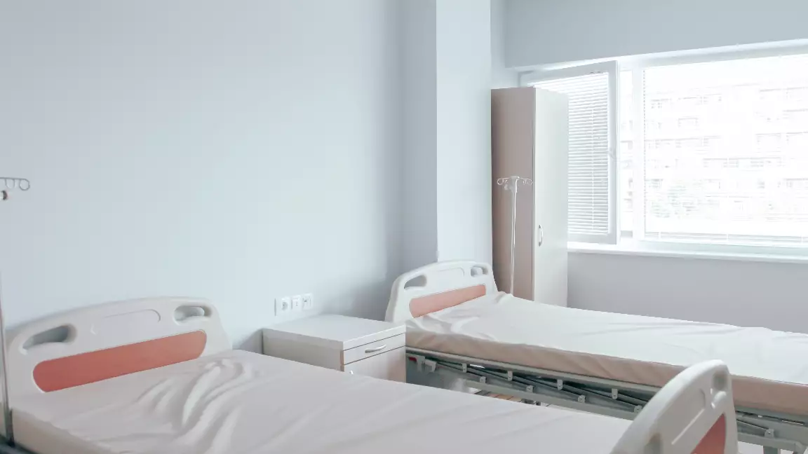 "Басынан ұрып, тепкілеген". Ақтөбеде ауруханада мүгедек балаға басқа науқастар бірнеше күн бойы қысым көрсеткен