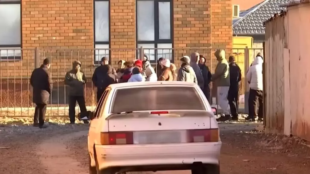 “Захватили незаконно“. В Актобе жителям новостроек перекрыли проход к дороге и остановке