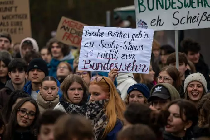 Тысячи немецких школьников вышли на протесты против нового закона о военной службе