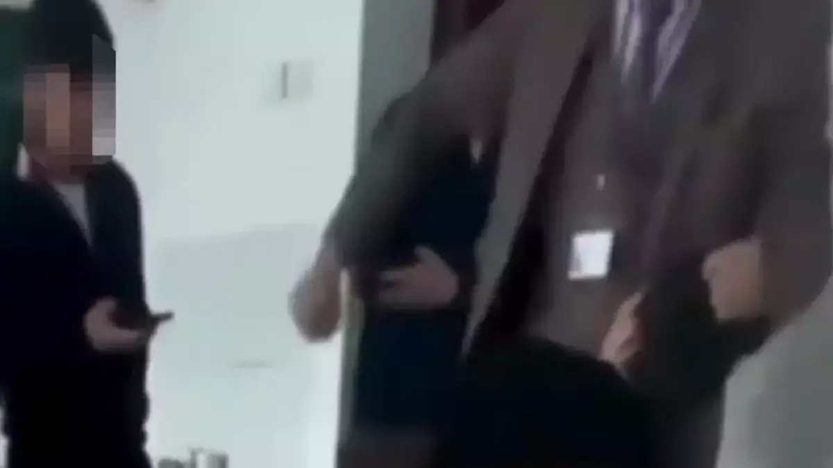 Алматы облысында дене шынықтыру мұғалімі оқушының шашынан тартып, иығынан ұрған