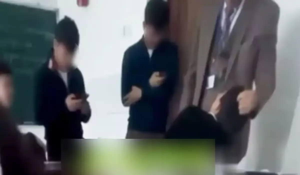 Алматы облысында мектеп мұғалімі оқушыға күш көрсетіп, шашынан сүйреген (ВИДЕО)