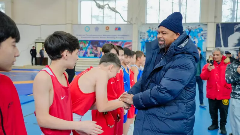 Астанада Рой Джонс жас боксшыларға шеберлік дәрісін өткізді