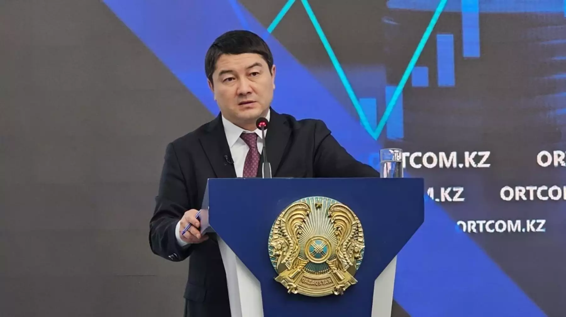 "Түні бойы жұмыс істеп, халықты таңға дейін қабылдаған". Маңғыстау облысы әкімінің ерекше қызметі баяндалды (ВИДЕО)