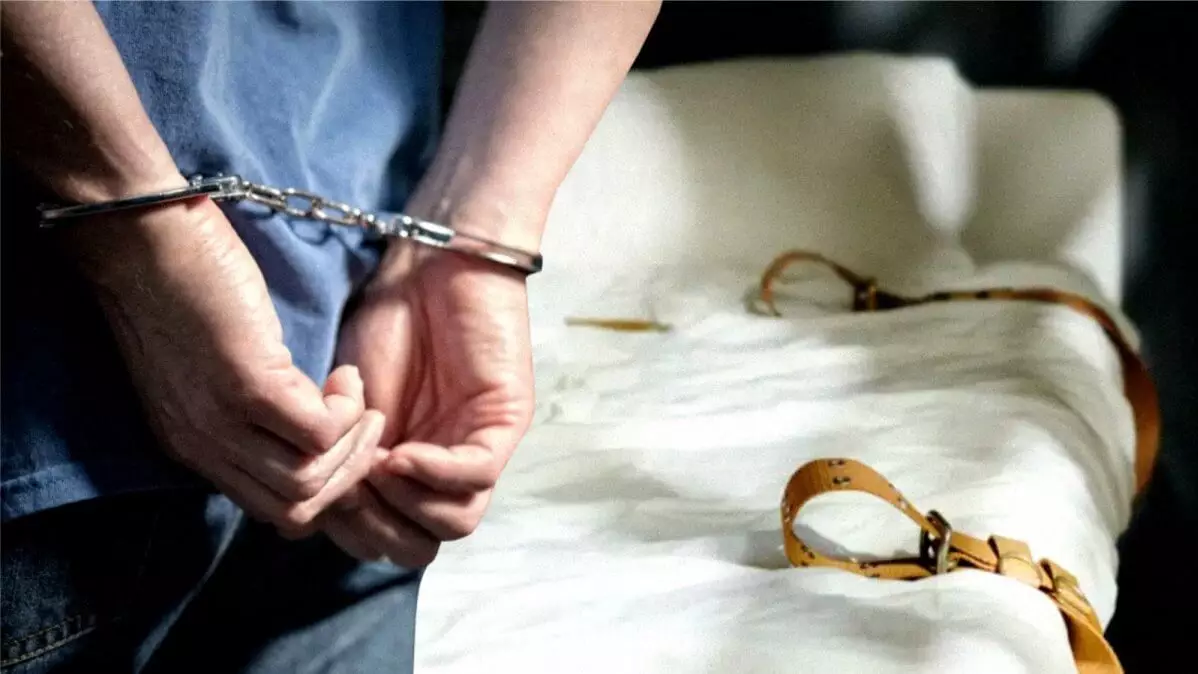 Екі әйелді қатар алып, 30 жыл бойы екінші отбасын жасырып келген ер адам түрмеге қамалды