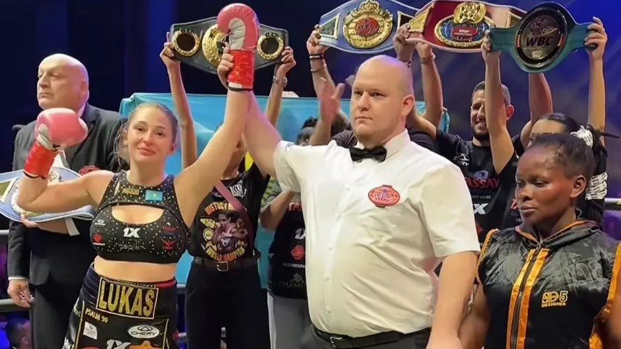 Боксершу Ангелину Лукас встретили в аэропорту десантники