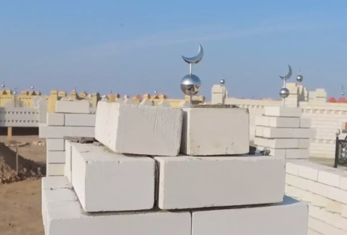 Задержаны подростки, подозреваемые в осквернении кладбища в Атырау