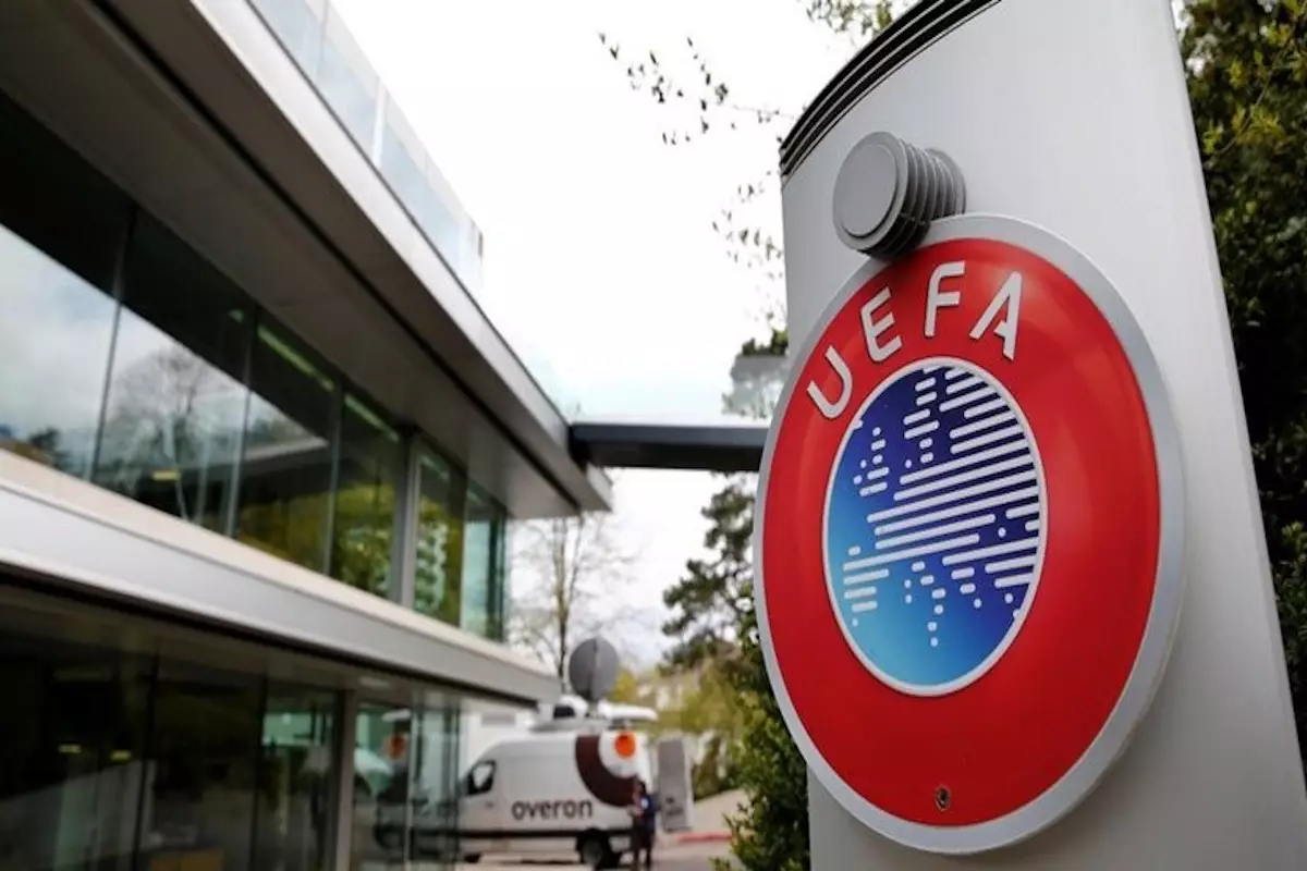 УЕФА оштрафовал Украину за антироссийские баннеры и поведение фанатов