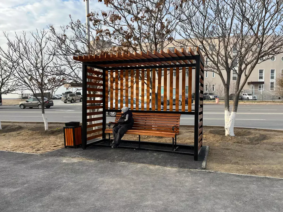 В некоторых микрорайонах Актау появились скамейки нового типа - новости на Lada.kz 06.12.2025