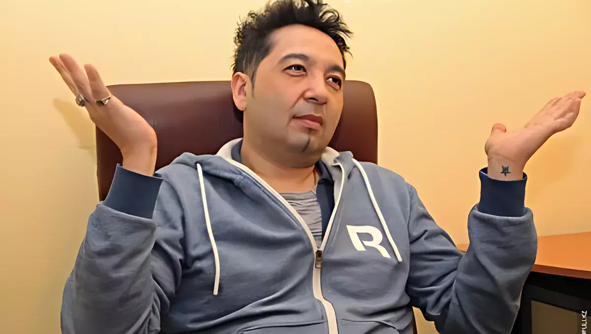 «Маскалар шешілді, сахна тазарады»: танымал әнші фонограммамен ән айтатындарға шүйлікті 