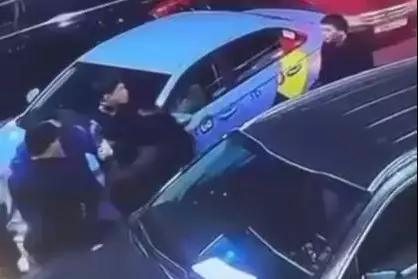 Госслужащего рекомендовали освободить от должности после драки, попавшей в соцсети