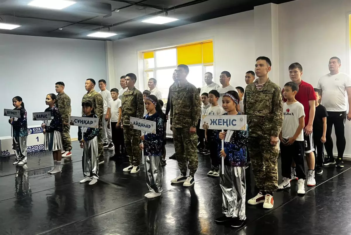 В Астане прошли семейные военно-спортивные соревнования "Отец и сын – в одном строю"