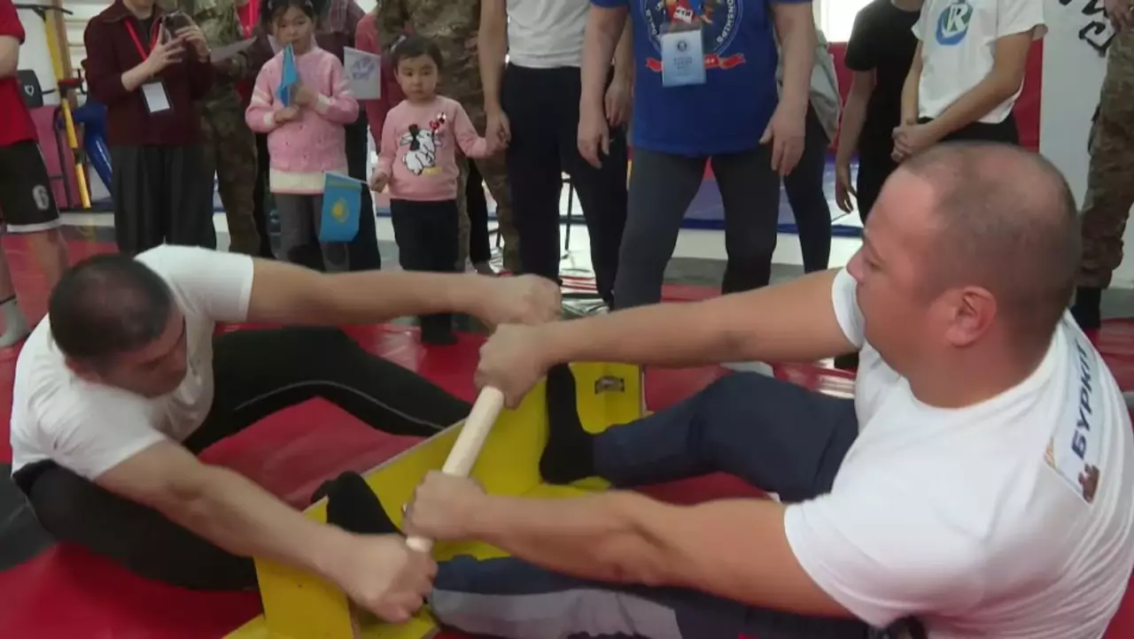 Елорданың шағын ауданында «Әке мен бала бір сапта» әскери-патриоттық сайысы өтті