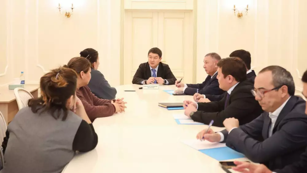 Аким Мангистауской области провёл 12-часовой личный приём граждан