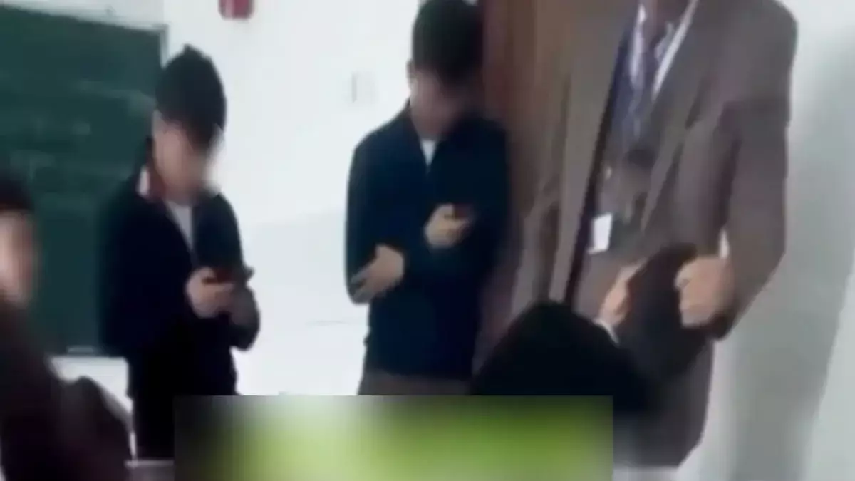 Алматы облысында мұғалім оқушыны шашынан сүйреп, күш көрсеткен сәт видеоға түсіп қалды (ВИДЕО)