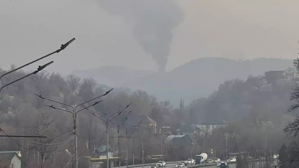 Крупный пожар вспыхнул в Медеуском районе Алматы: загорелись два здания и три авто
