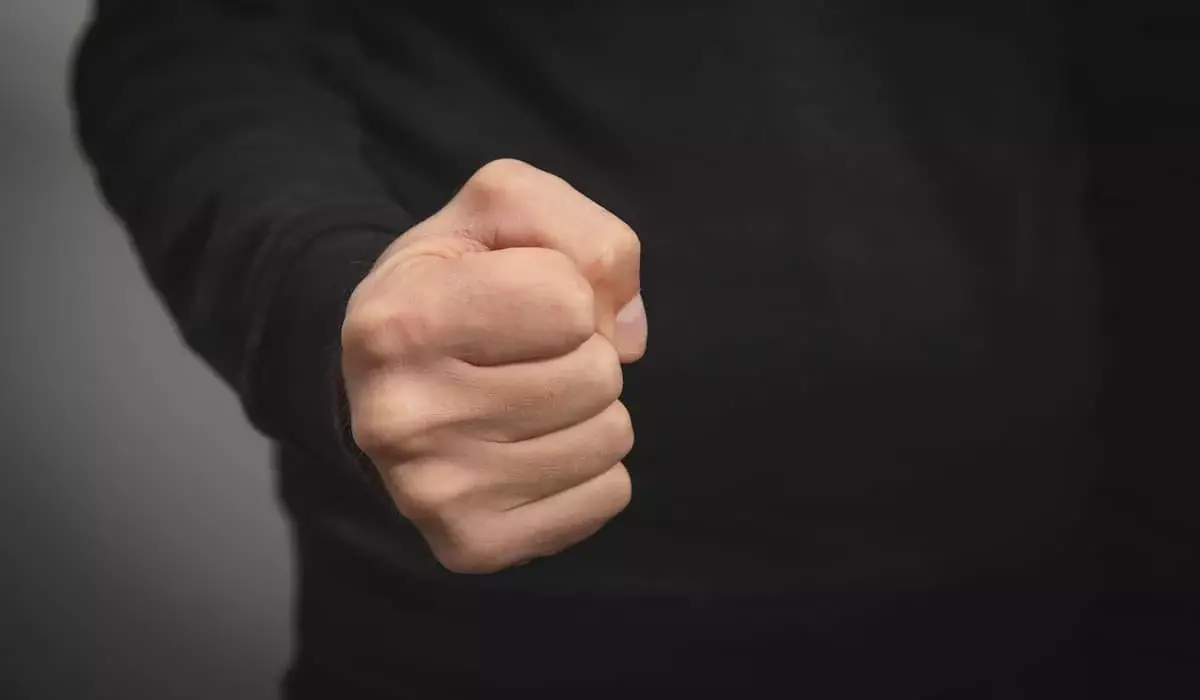 Подорвал авторитет: чиновнику из Туркестанской области грозит увольнение из-за драки (ВИДЕО)