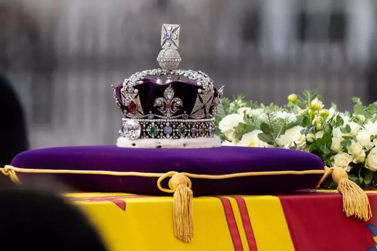 Необычная акция протеста: в витрину с Короной Британской империи бросили пирог