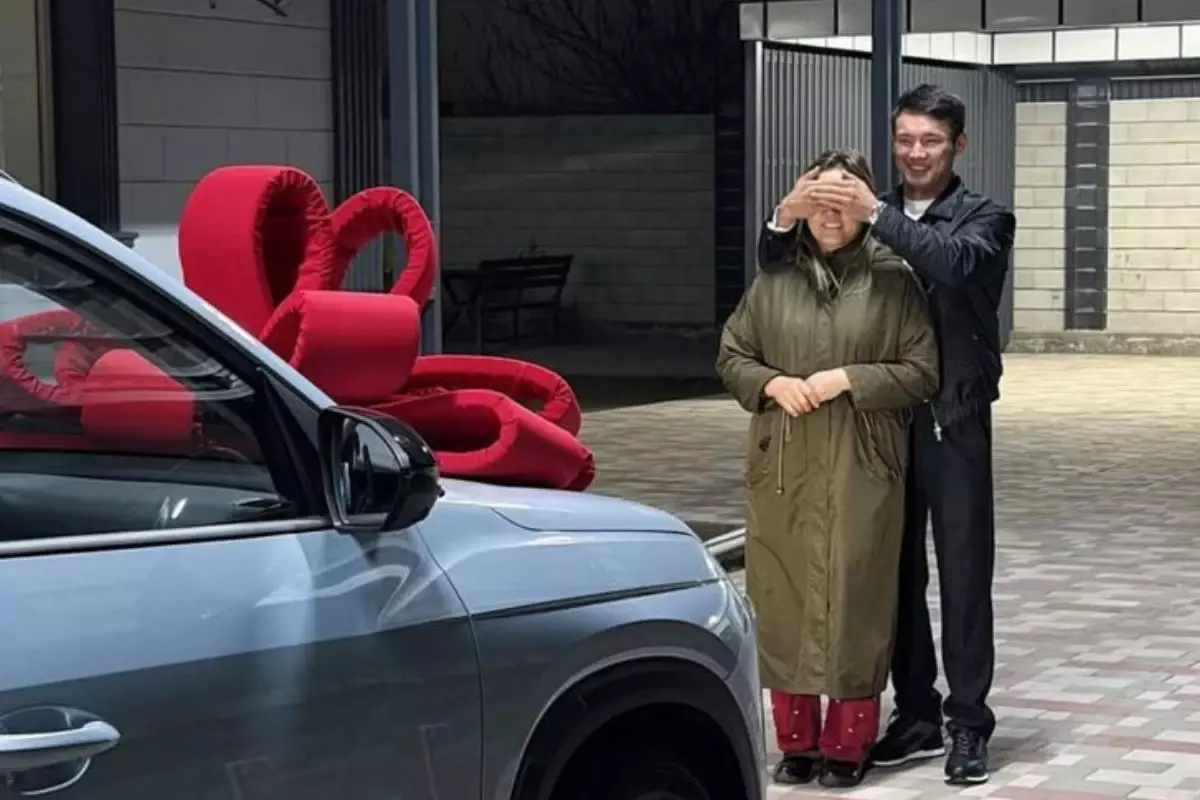 "Базарда жұмыс істеп, бізді бағып-қаққан": Танымал актер анасына көлік сыйлады