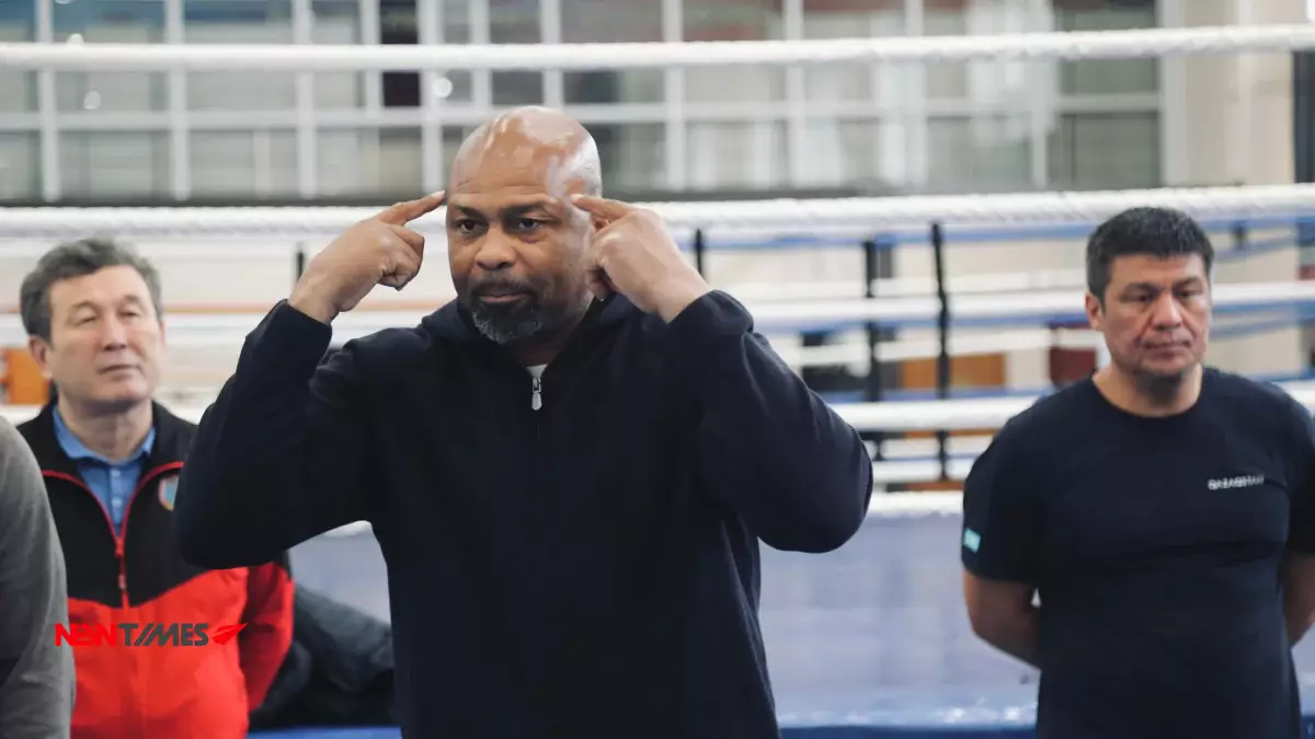 Рой Джонс тренирует юных боксеров в Астане. Фоторепортаж