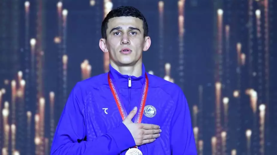 Чемпион Азии из Узбекистана выиграл первый бой на ЧМ-2025 по боксу 