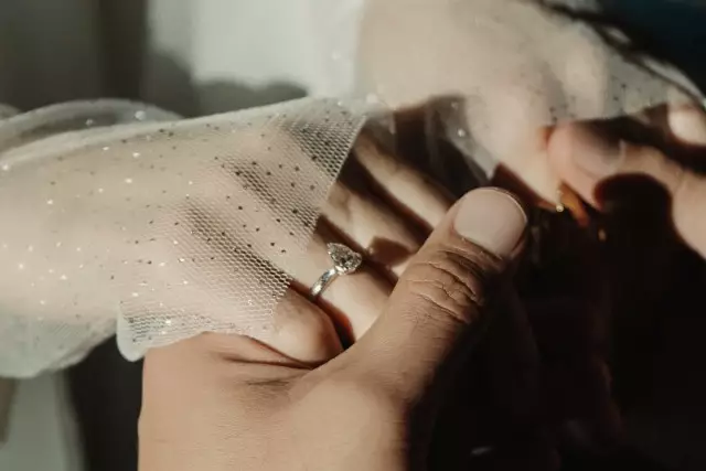 «Бір уақытта екі әйелмен некеде болдым»: Танымал актер шындықты ашық айтты